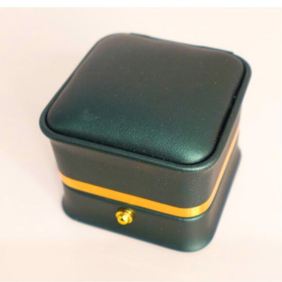 Wicked Green Gift Ring Box with a Gold Queen Ring inside! Size 8 - Picture 6 of 6